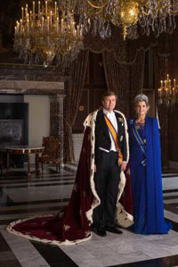 Staatsiefoto met koningsmantel